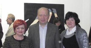 Rajono mokytojos Laima Kvedaravičienė (kairėje) ir Rasa Pranckūnienė su ministru pirmininku Andriumi Kubiliumi po  M.Rostropovičiaus fondo apdovanojimų. L.Kvedaravičienės asmeninio archyvo nuotr.