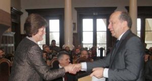 Krašto muziejaus direktorė Nijolė Šniokienė premjerui Andriui Kubiliui įteikė jo tėvo vaikystės nuotrauką. L.Dūdaitės nuotr.