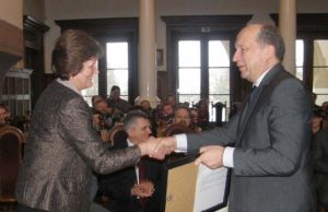 Krašto muziejaus direktorė Nijolė Šniokienė premjerui Andriui Kubiliui įteikė jo tėvo vaikystės nuotrauką. L.Dūdaitės nuotr.