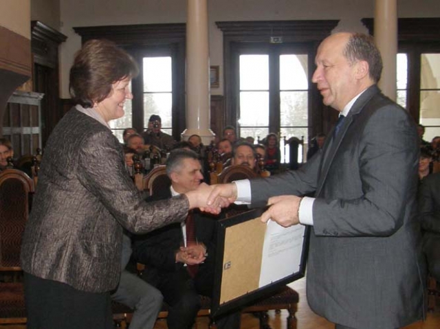 Krašto muziejaus direktorė Nijolė Šniokienė premjerui Andriui Kubiliui įteikė jo tėvo vaikystės nuotrauką. L.Dūdaitės nuotr. Krašto muziejaus direktorė Nijolė Šniokienė premjerui Andriui Kubiliui įteikė jo tėvo vaikystės nuotrauką. L.Dūdaitės nuotr.