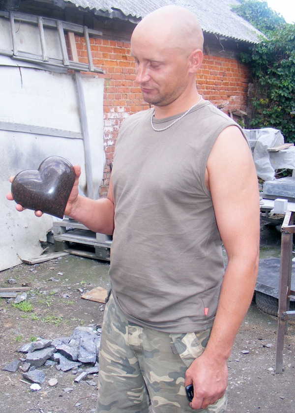 Paminkladirbio rokiškėno Gintaro Kubiliaus rankose gimsta ne tik amžinojo poilsio vietas puošiantys paminklai