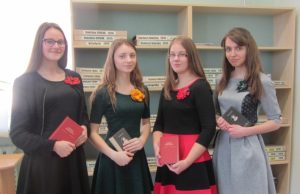 Šekspyro sonetus lietuviškai skaitė Juozo Tumo-Vaižganto gimnazijos „Romuvos“ padalinio gimnazistės: iš kairės Miglė Baronaitė