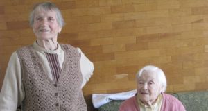 Šimtametė Valerija Kumševičienė už pagalbą dėkojo seseriai Joanai Ragelienei.
