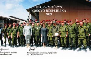 Iškilmingas taikos misijos Kosove užbaigimo momentas: pasveikinti lietuvaičių