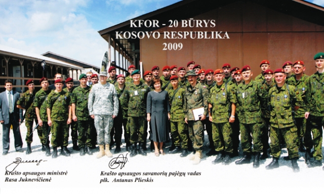 Iškilmingas taikos misijos Kosove užbaigimo momentas: pasveikinti lietuvaičių