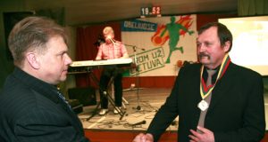 Seniūnas E.Narkūnas sveikina pirmąjį Obelių garbės pilietį R.Kundelį. R.Pupelio nuotr.