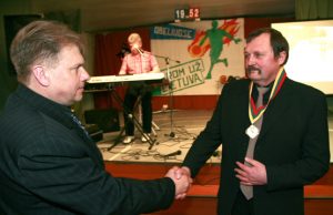 Seniūnas E.Narkūnas sveikina pirmąjį Obelių garbės pilietį R.Kundelį. R.Pupelio nuotr.