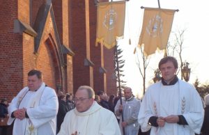 Su Šv.Velykomis sveikina Rokiškio parapijos kunigai: dekanas Eimantas Novikas (kairėje)