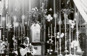 Karštietis  dvasininkas K.Vaičionis aukoja šv. Mišias Panemunėlio bažnyčioje.