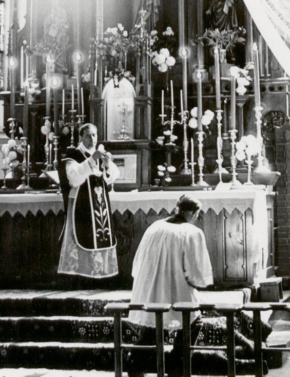 Karštietis  dvasininkas K.Vaičionis aukoja šv. Mišias Panemunėlio bažnyčioje.