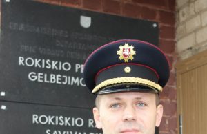 Naujojo Rokiškio priešgaisrinės gelbėjimo tarnybos vadovo krūtinę puošia antrojo laipsnio Vidaus reikalų ministerijos atminimo ženklas „Tėvynės labui“ ir Valstybinės priešgaisrinės gelbėjimo tarnybos pasižymėjimo ženklas „Ugniagesio gelbėtojo žvaigždė“ su prasmingu užrašu „Artimui pagalba – Dievui garbė“.                                               D. Zibolienės nuotr.