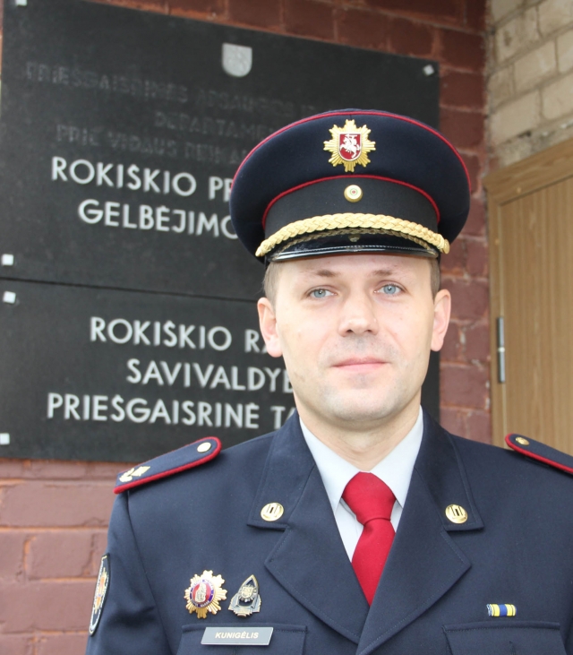 Naujojo Rokiškio priešgaisrinės gelbėjimo tarnybos vadovo krūtinę puošia antrojo laipsnio Vidaus reikalų ministerijos atminimo ženklas „Tėvynės labui“ ir Valstybinės priešgaisrinės gelbėjimo tarnybos pasižymėjimo ženklas „Ugniagesio gelbėtojo žvaigždė“ su prasmingu užrašu „Artimui pagalba – Dievui garbė“. D. Zibolienės nuotr. Naujojo Rokiškio priešgaisrinės gelbėjimo tarnybos vadovo krūtinę puošia antrojo laipsnio Vidaus reikalų ministerijos atminimo ženklas „Tėvynės labui“ ir Valstybinės priešgaisrinės gelbėjimo tarnybos pasižymėjimo ženklas „Ugniagesio gelbėtojo žvaigždė“ su prasmingu užrašu „Artimui pagalba – Dievui garbė“. D. Zibolienės nuotr.