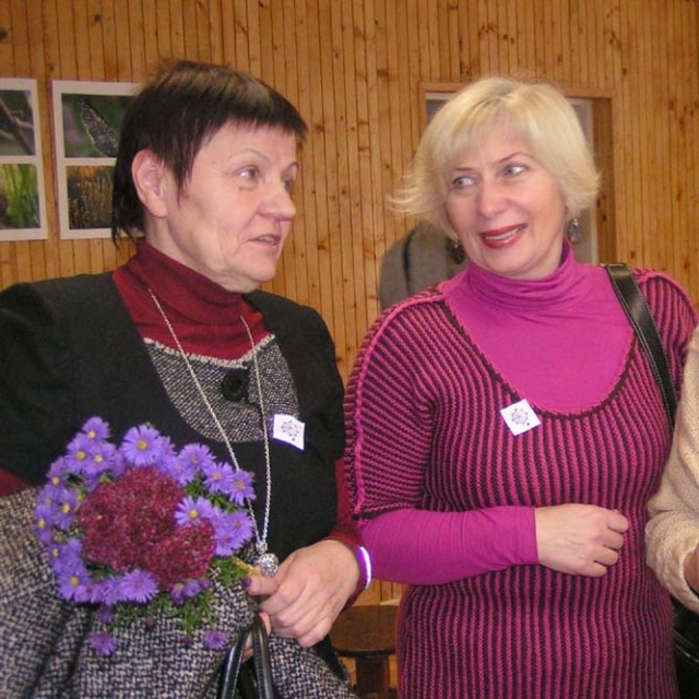 Moterų klubo narės Zinaida Kurpienė ir Danguolė Peciukonytė dažnai organizuoja labdaros akcijas. D.Zibolienės nuotr.