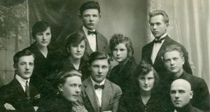 Rokiškio gimnazistai 1926 m. – T.Kiselytė viršuje pirmoji iš kairės. Rokiškio krašto muziejaus archyvo nuotr.