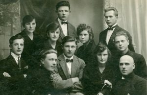 Rokiškio gimnazistai 1926 m. – T.Kiselytė viršuje pirmoji iš kairės. Rokiškio krašto muziejaus archyvo nuotr.