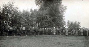 Kazio Macijausko laidotuvės 1935–aisiais: velionį palydi visas kaimas.