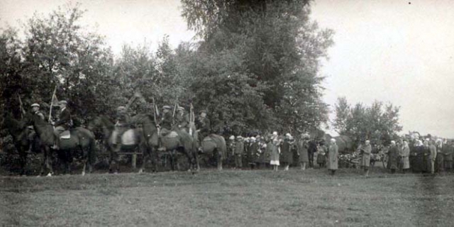 Kazio Macijausko laidotuvės 1935–aisiais: velionį palydi visas kaimas.