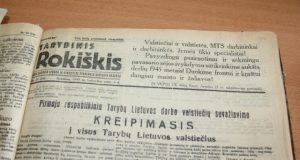 Šūkiai – įprastinė 1945 m. laikraščio dizaino detalė. D.Zibolienės nuotr.