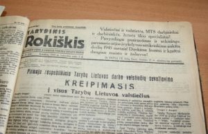 Rajoninio laikraščio kelias Šūkiai – įprastinė 1945 m. laikraščio dizaino detalė. D.Zibolienės nuotr.