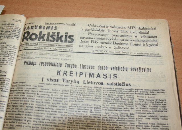 Šūkiai – įprastinė 1945 m. laikraščio dizaino detalė. D.Zibolienės nuotr. Šūkiai – įprastinė 1945 m. laikraščio dizaino detalė. D.Zibolienės nuotr.
