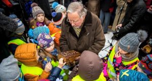 Profesorius V. Landsbergis duonos kepalu dalijosi su visais. Mindaugo Mikulėno nuotr.
