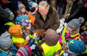 Profesorius V. Landsbergis duonos kepalu dalijosi su visais. Mindaugo Mikulėno nuotr.