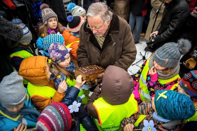 Profesorius V. Landsbergis duonos kepalu dalijosi su visais. Mindaugo Mikulėno nuotr.