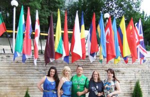 Bulgarijoje Eugenija Gnedova (iš kairės)