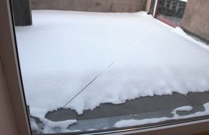 Nuo šalčio įskilo Seimo nario kabineto lango stiklas. D.Zibolienės nuotr.