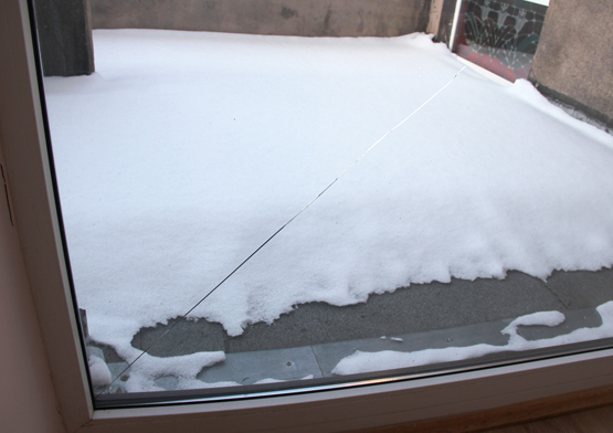 Nuo šalčio įskilo Seimo nario kabineto lango stiklas. D.Zibolienės nuotr. Nuo šalčio įskilo Seimo nario kabineto lango stiklas. D.Zibolienės nuotr.