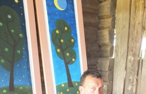 Susikaupęs plenerų idėjos autorius Arūnas Augutis prie savo nutapytų paveikslus primenančių langinių. Bet darbams galo nėra - prieš uždarymą  kažkam dar ruošiama dovana. R. Milaknienės nuotr.