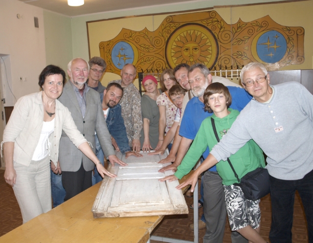 Penktojo plenero dalyviai vakar langinių dar nedažė Penktojo plenero dalyviai vakar langinių dar nedažė