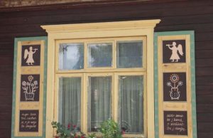 Lietuviška langinių tradicija ir estetika ne vieną Rokiškio namą pavertė fotografų objektyvų taikiniu. D.Zibolienės nuotr.