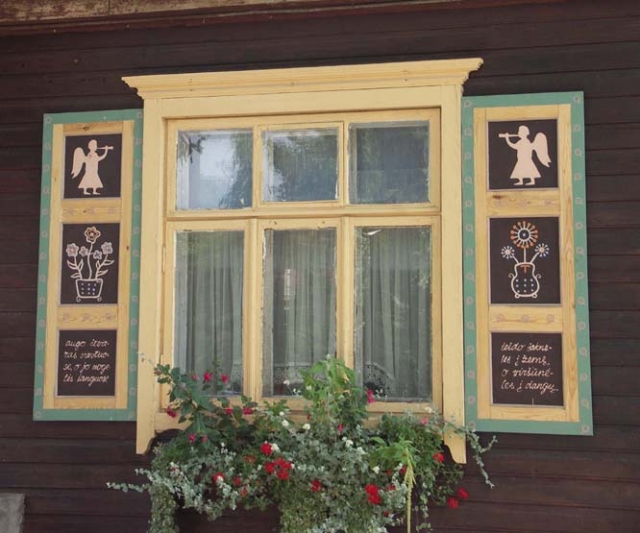 Lietuviška langinių tradicija ir estetika ne vieną Rokiškio namą pavertė fotografų objektyvų taikiniu. D.Zibolienės nuotr.