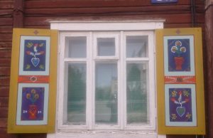 Langinių pleneras: žymaus dailininko langinės – jau ant namo Rimo Zigmo Bičiūno langinės. N. Lungienės nuotr.