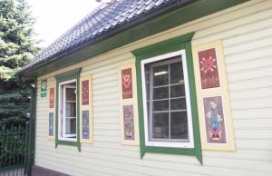 Langinių tapymo plenere – karikatūristas ir medžio meistrai Per aštuonerius metus Lietuvos ir užsienio dailininkai papuošė ne vieną Rokiškio namą. Daugiausia jų - Respublikos gatvėje. Redakcijos archyvo nuotr.
