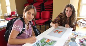 A.Keraitienė (kairėje) ir G.Markevičienė piešiniui pasirinko lelijos motyvą. D.Zibolienės nuotr.