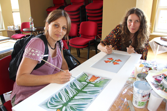 A.Keraitienė (kairėje) ir G.Markevičienė piešiniui pasirinko lelijos motyvą. D.Zibolienės nuotr. A.Keraitienė (kairėje) ir G.Markevičienė piešiniui pasirinko lelijos motyvą. D.Zibolienės nuotr.