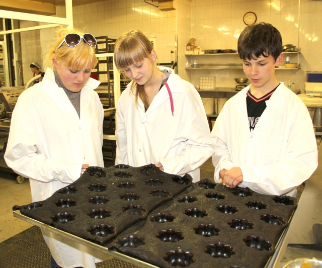 Keksiukų kepimo formos Jolantai Deksnytei (iš kairės)