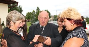 Kriaunų seniūnas A.Rudinskas UAB “Lašų duona” produkcija vaišino bibliotekininkę G.Juškevičiūtę (kairėje) ir bendruomenės pirmininkę A.Gasiūnienę. D.Zibolienės nuotr.