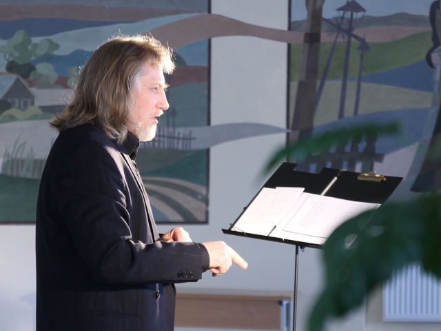 Aktorius Algirdas Latėnas poeziją skaitė aukštaitiška tarme. D.Mickūnienės nuotr.