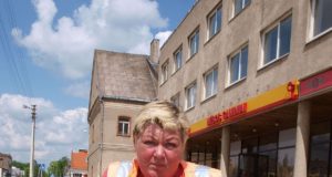 Apžiūrėjusi paukštį valytoja Aelita Laužadienė spėjo