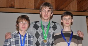 Rokiškėnų fizikų „klanas“ įsiamžino po apdovanojimų ceremonijos: Gintas Trumpa (iš kairės)