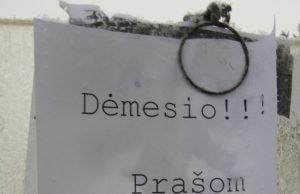 Antrąją Kalėdų dieną Kūno kultūros ir sporto centro ledo ritulio aikštelėje buvo iškabinti tokie skelbimai. L.Dūdaitės nuotr.