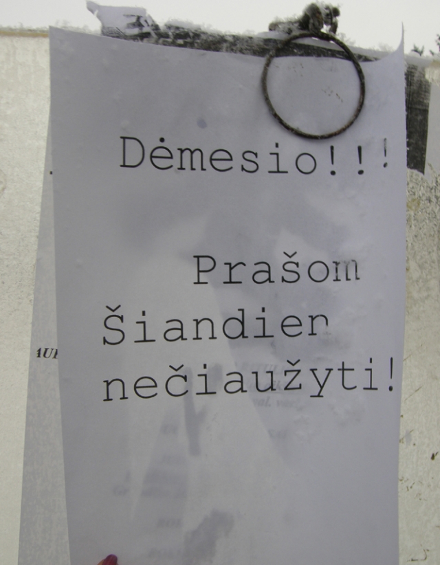 Antrąją Kalėdų dieną Kūno kultūros ir sporto centro ledo ritulio aikštelėje buvo iškabinti tokie skelbimai. L.Dūdaitės nuotr.