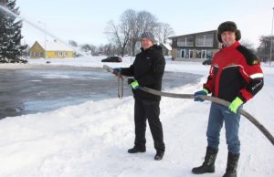 E.Žaliauskas (kairėje) ir A.Krasauskas šiandien nuo 10 val. pakaitomis aikštelėje pylė vandenį. N.Byčkovskio nuotr.