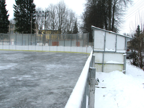 Kūno kultūros ir sporto centro čiuožykloje jau liejamas ledas. N.Byčkovskio nuotr.