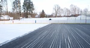 UAB „Aldma“ darbuotojai jau suklojo pusę ledo šaldymo kilimėlių. L.Dūdaitės nuotr.