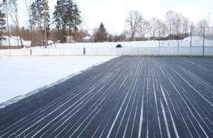UAB „Aldma“ darbuotojai jau suklojo pusę ledo šaldymo kilimėlių. L.Dūdaitės nuotr.