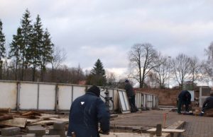 Kas ledo ritulininkams paruoš ledą – šaldymo įranga ar žiema? Tvarkoma ledo aikštelės aplinka: darbininkai kloja šaligatvio plyteles. L. Dūdaitės nuotr.